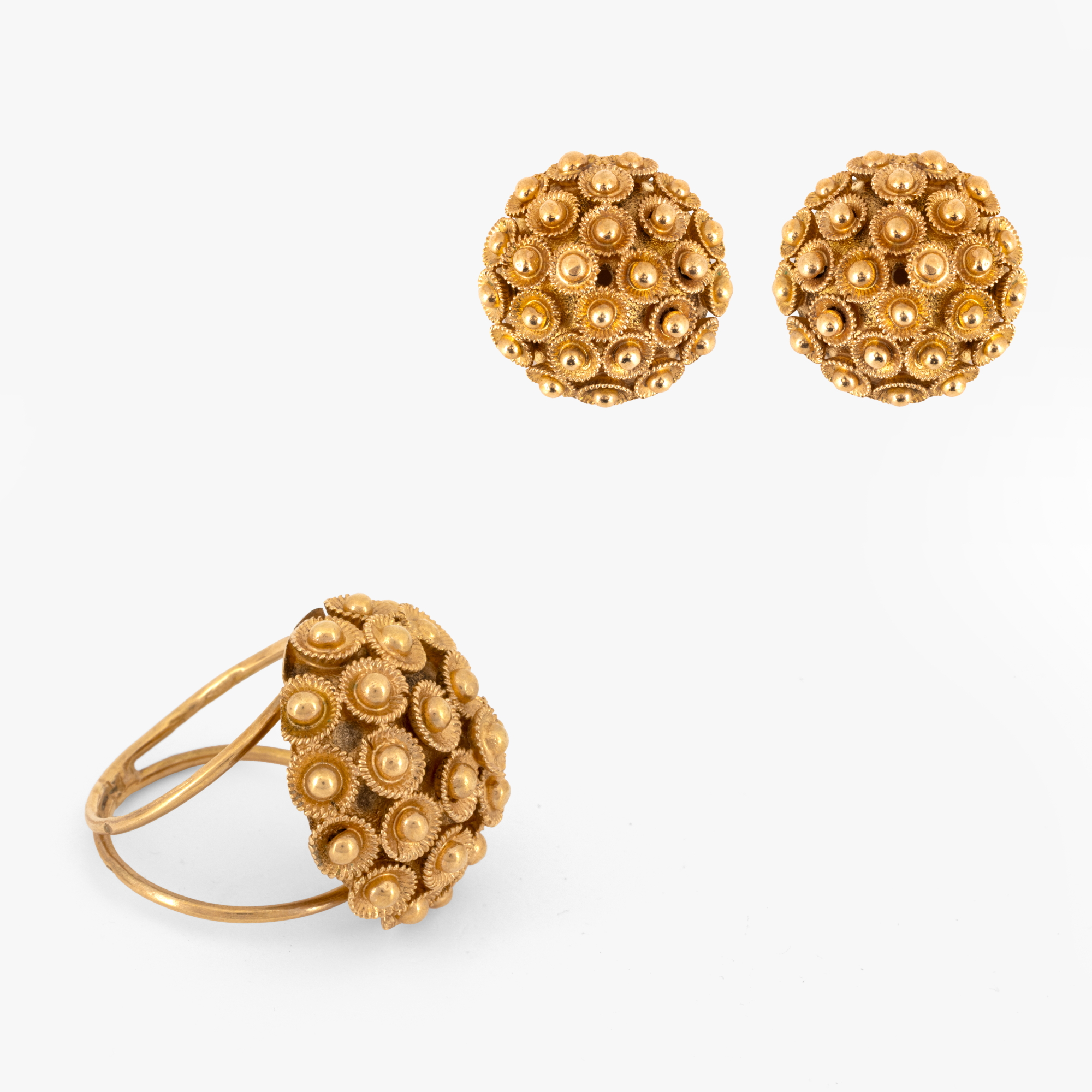 Gold set, consisting of a pair of earrings and a ring