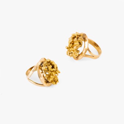 Pair of gold rings, decorated with gold nuggets