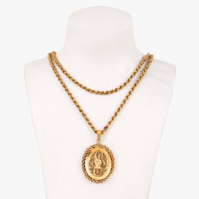 Gold chain with filigree-decorated pendant