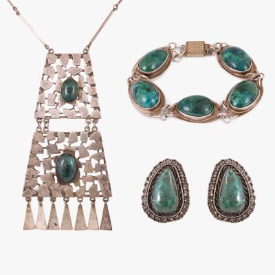 Silver set, consisting of necklace, bracelet and brooch, decorated with chrysocolla