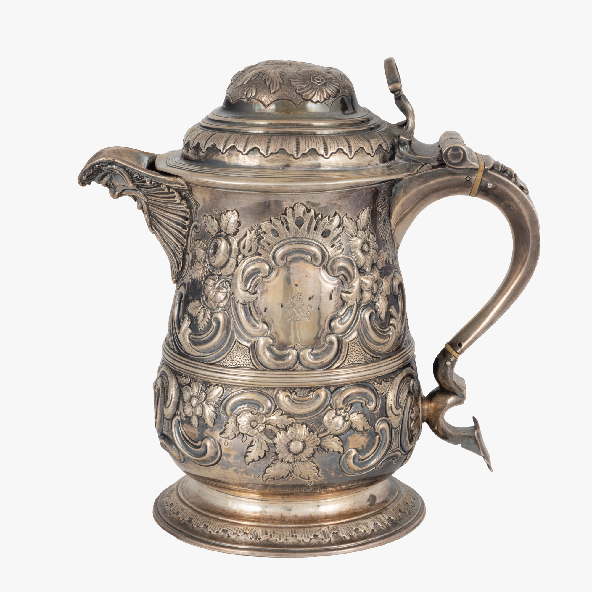 Halbă cu capac, din argint, decorată cu elemente vegetale și faun, cca. 1748, provine din colecția generalului Mihai Caraman