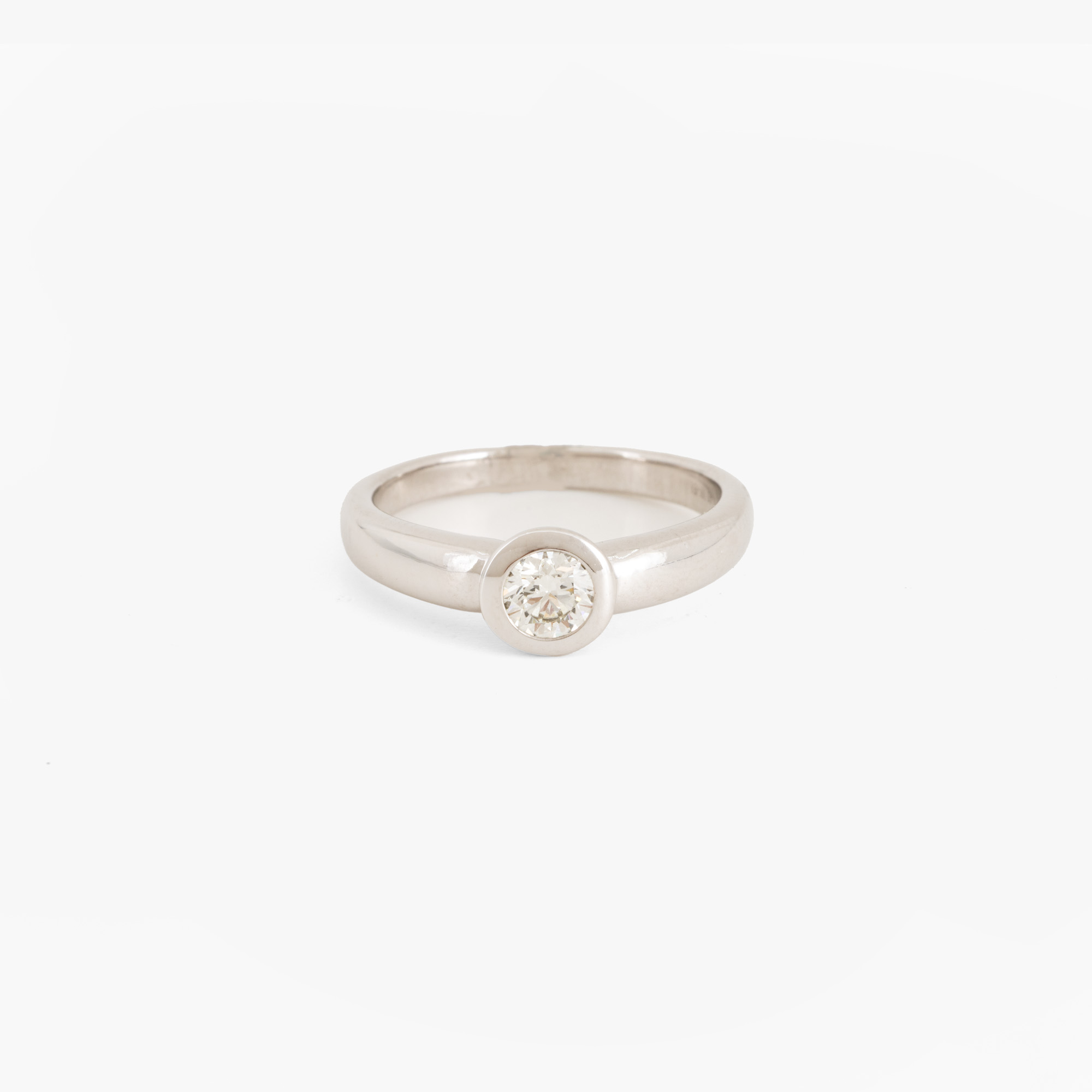 Christ Diamonds White Gold Ring, decorated with a solitaire diamond, accompanied by an additional gemological certificate
