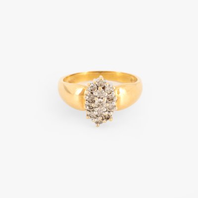 Gold ring, decorated with diamonds, accompanied by additional gemological certificate