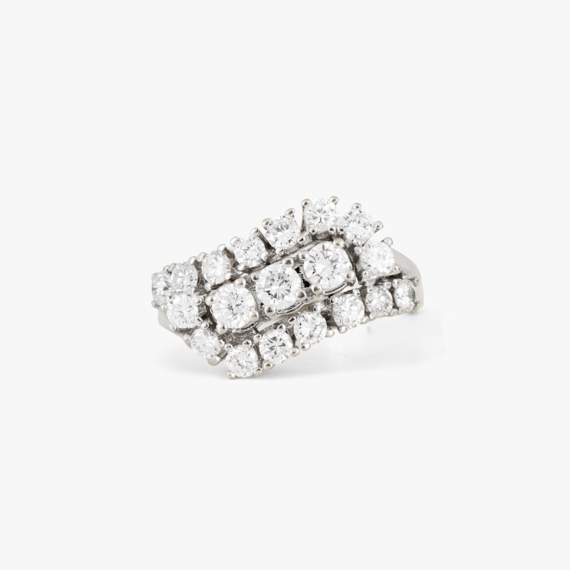 White gold ring, decorated with diamonds, accompanied by additional gemological certificate