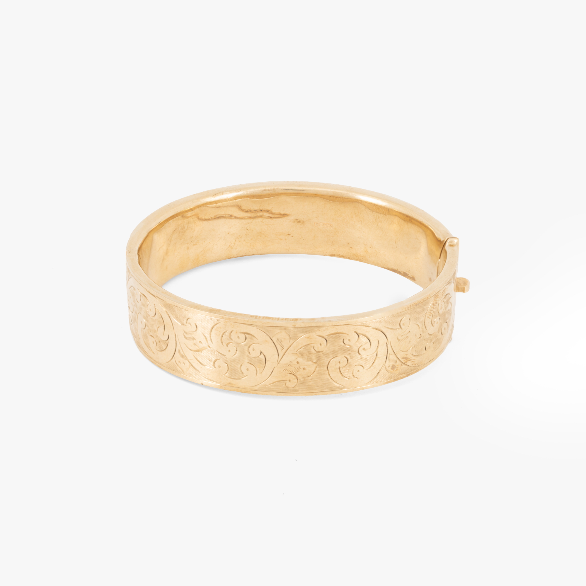 Women's gold bracelet, decorated with vegetal elements