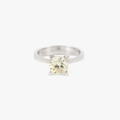 White gold ring, decorated with a solitaire diamond
