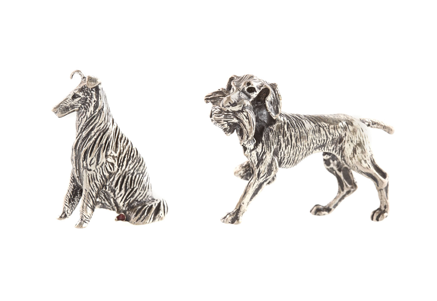 Două figurine miniaturale, din argint, reprezentând un câine de vânătoare şi un Collie