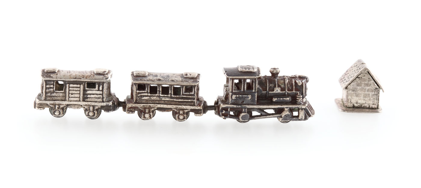 Lot format din locomotivă cu 2 vagoane şi haltă, miniaturizate, din argint