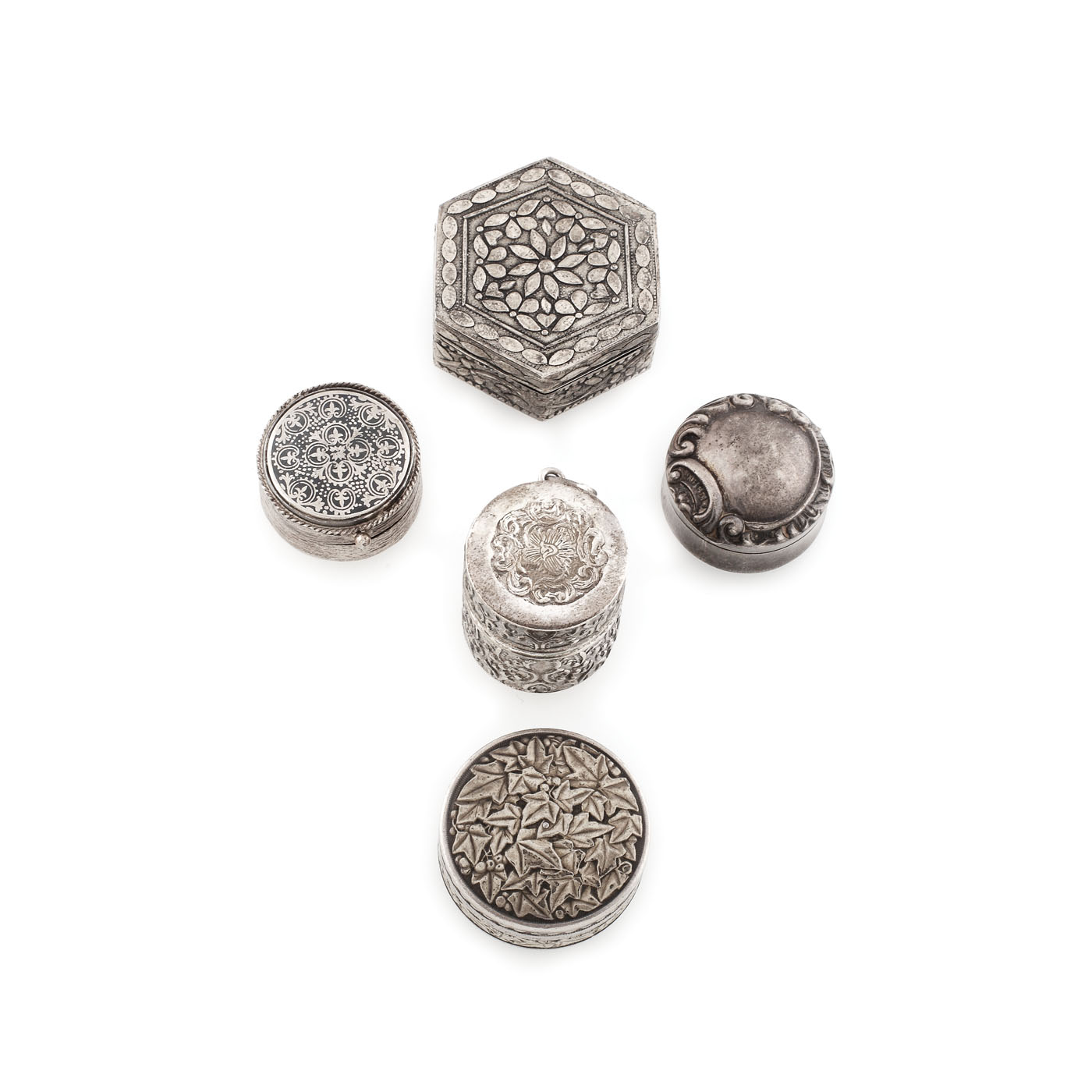 Colecţie alcătuită din 5 cutii miniaturale din argint, cu ornamentaţii distincte: floral-vegetale, Rocaille, fleur-de-lis