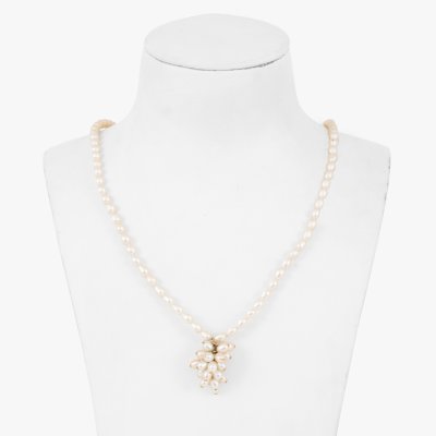 Akoya pearl necklace, decorated with a gold clasp