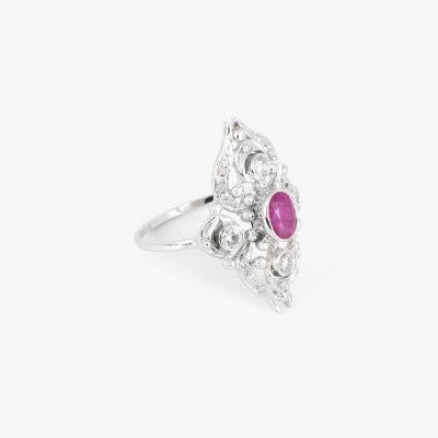 White gold ring in Art Deco style, decorated with diamonds and a central ruby