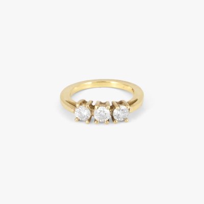 Gold ring, decorated with a triad of diamonds