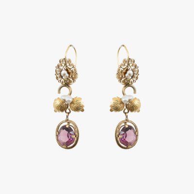 Pair of gold earrings, decorated with pearls