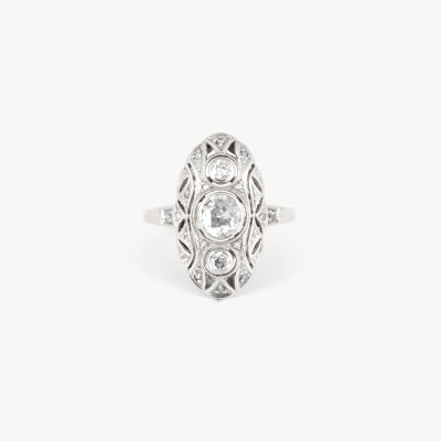 Art Deco ring, made of white gold, decorated with diamonds
