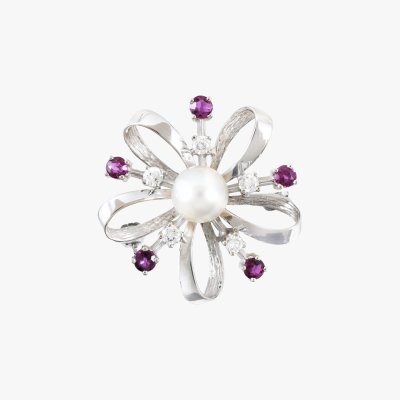 White gold brooch, decorated with Akoya pearl, rubies and diamonds