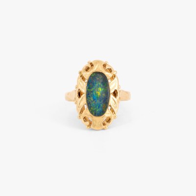 Gold ring decorated with triplet opal, accompanied by additional gemological certificate