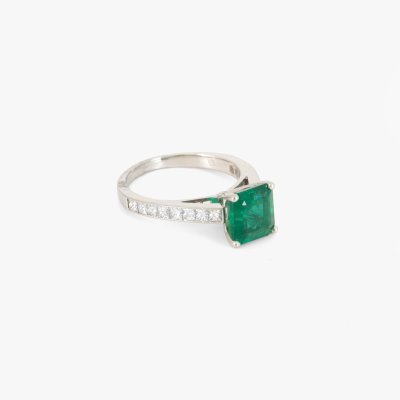 Inel din platină, decorat cu smarald și diamante
