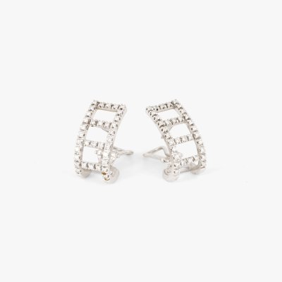 Pair of white gold earrings, decorated with diamonds, accompanied by additional gemological certificate