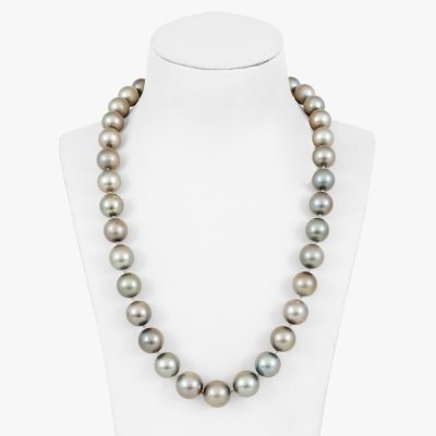 Tahitian pearl necklace with white gold clasp
