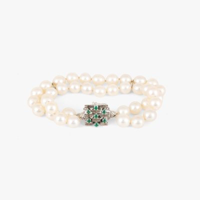 Bracelet with two rows of Akoya pearls, with a white gold clasp adorned with emeralds