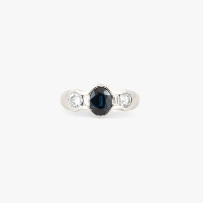 White gold ring, decorated with sapphire and diamonds, accompanied by additional gemological certificate