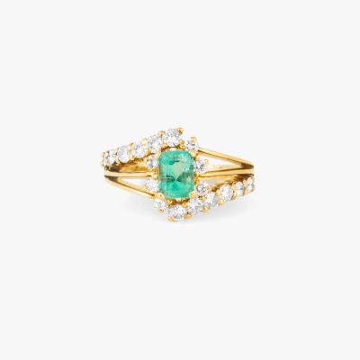 Gold ring, decorated with emerald and diamonds, accompanied by additional gemological certificate
