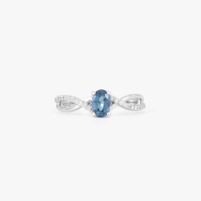 White gold ring, decorated with a sapphire and diamonds, accompanied by a HRD Antwerp gemological certificate