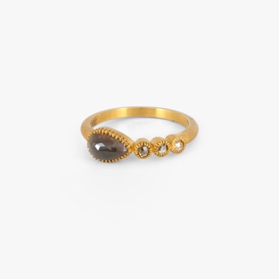 Gold ring decorated with fancy brown diamonds