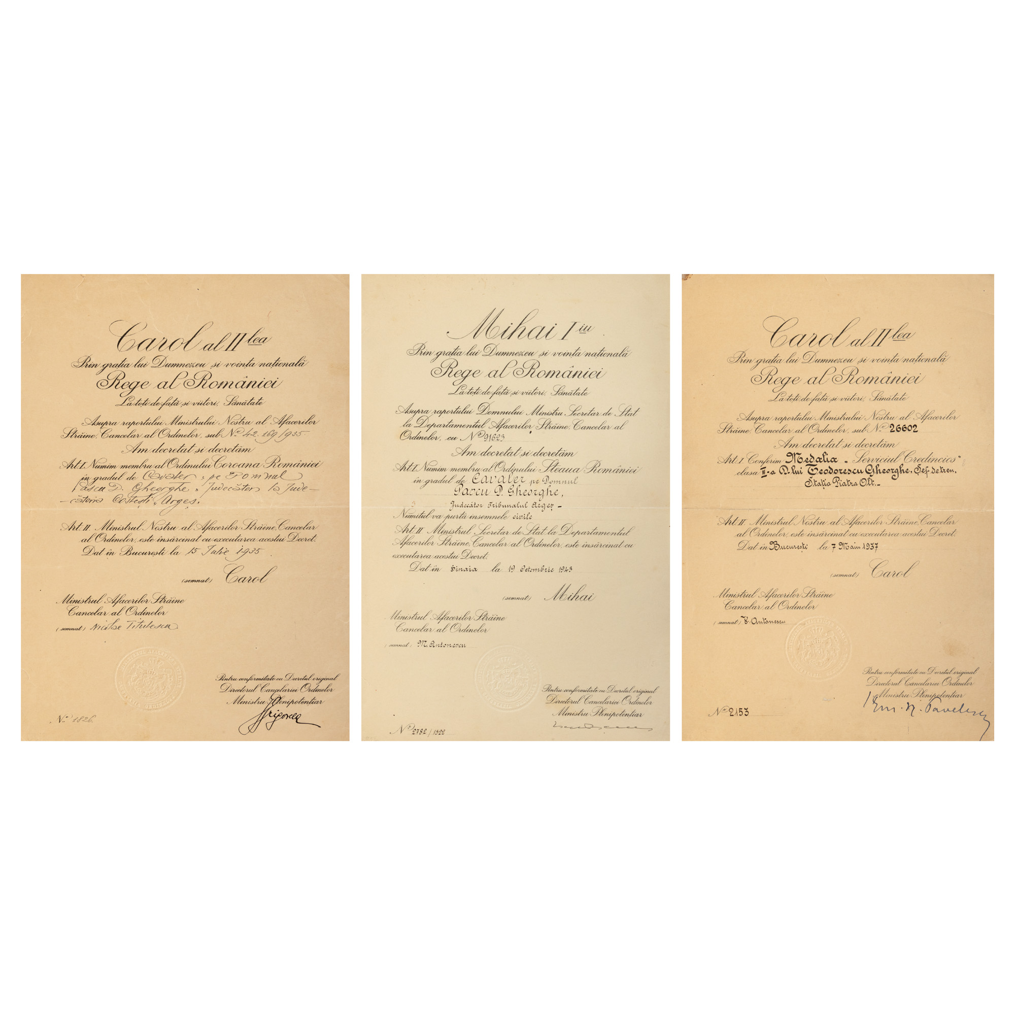 Lot format din decret regal pentru acordarea Ordinulul ”Coroana României” în grad de Cavaler, 15 iulie 1935, decret regal pentru acordarea medaliei ”Serviciul Credincios”, clasa a III-a, 7 mai 1937, ambele acordate lui Gheorghe Teodorescu, șef de tren, și decret regal pentru acordarea Ordinului ”Steaua României” în grad de Cavaler, 19 octombrie 1943, acordată lui Gheorghe D. Pascu, judecător la Tribunalul Argeș