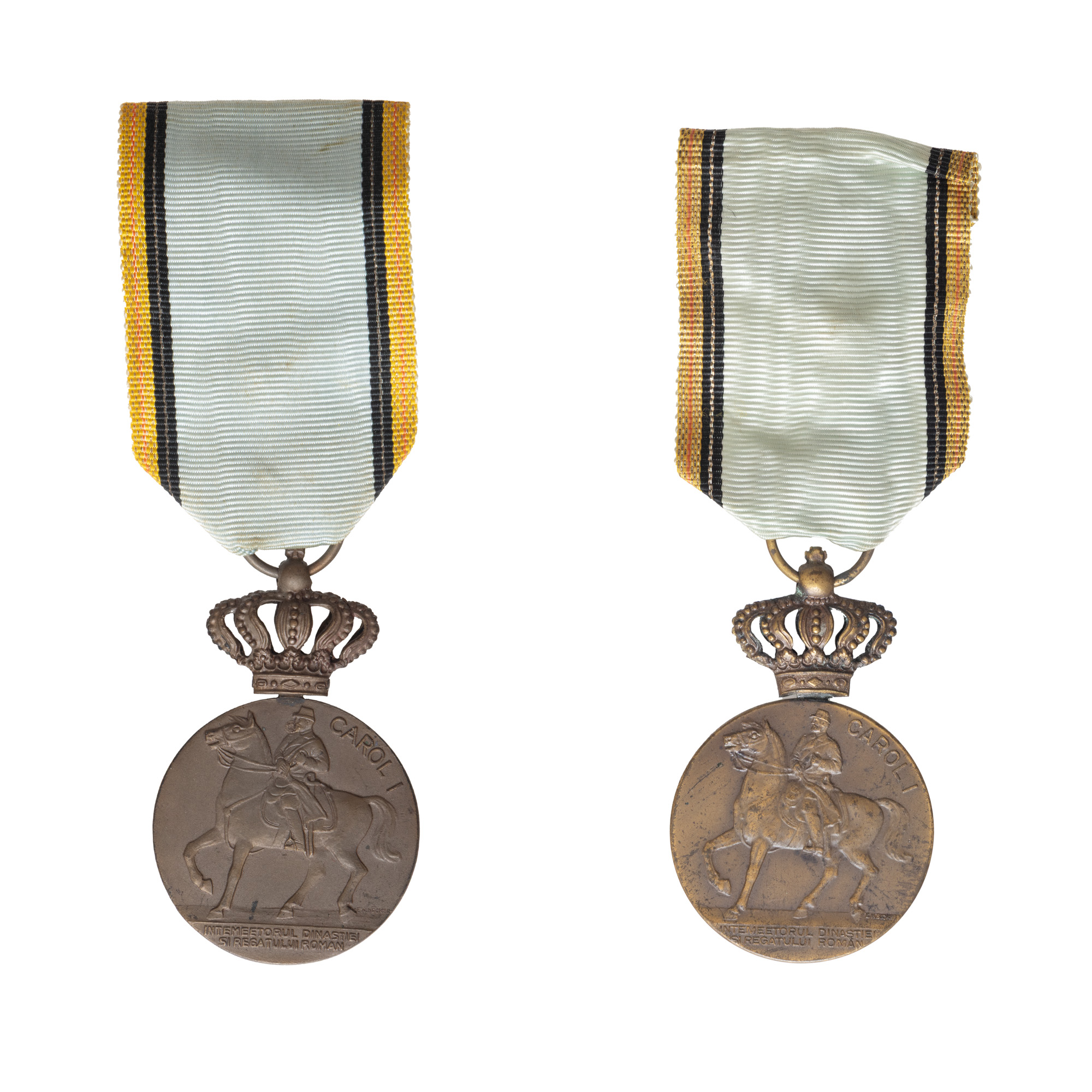 Lot format din două medalii ”Carol I întemeietorul dinastiei și regatului”, gravor Emil Wilhelm Becker, 1939, varianta rară cu coroana mobilă și traforată