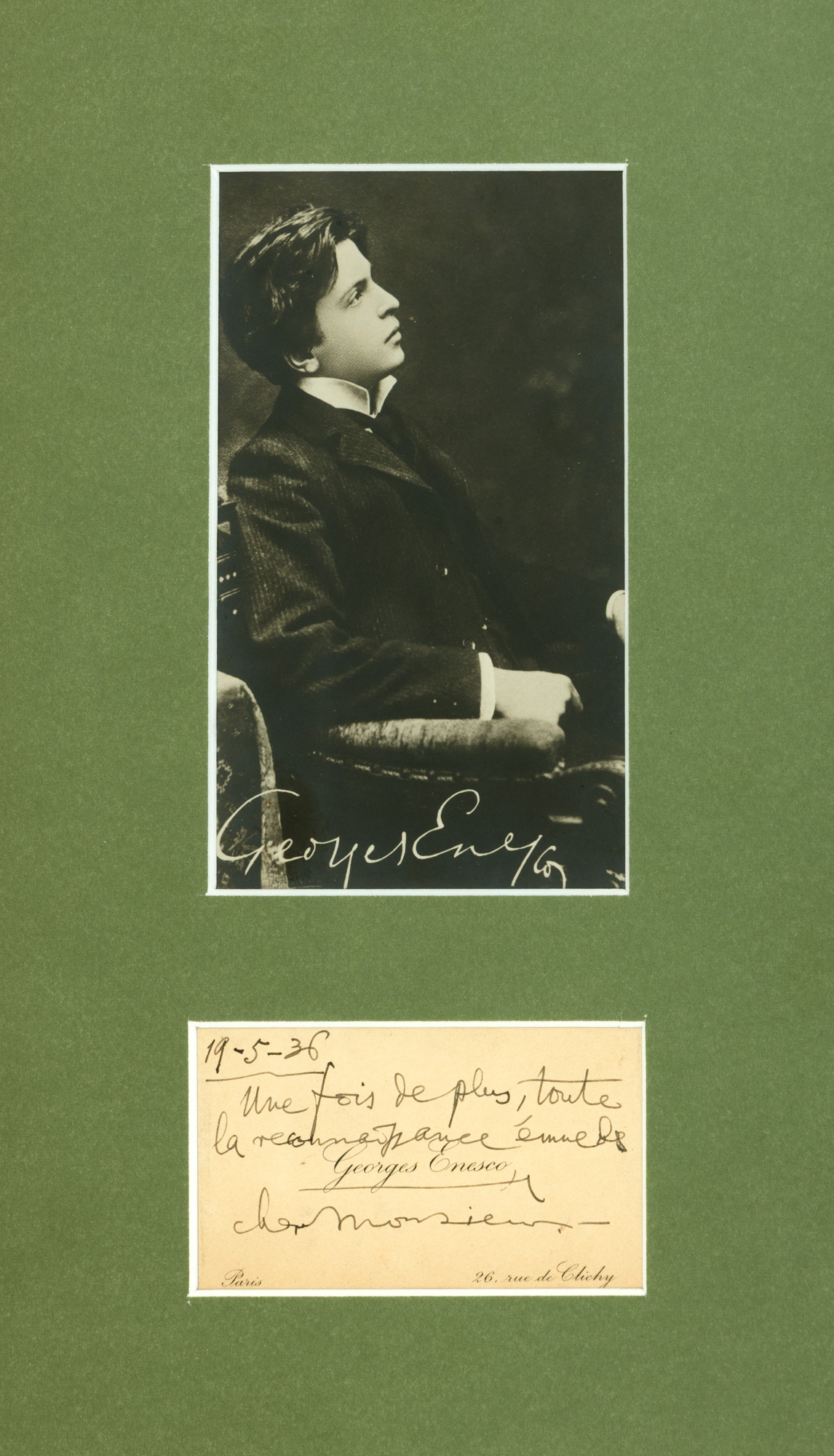 Lot format din fotografie ilustrându-l pe George Enescu, cu semnătura olografă și carte de vizită a compozitorului, cu text olograf, 19 mai 1936