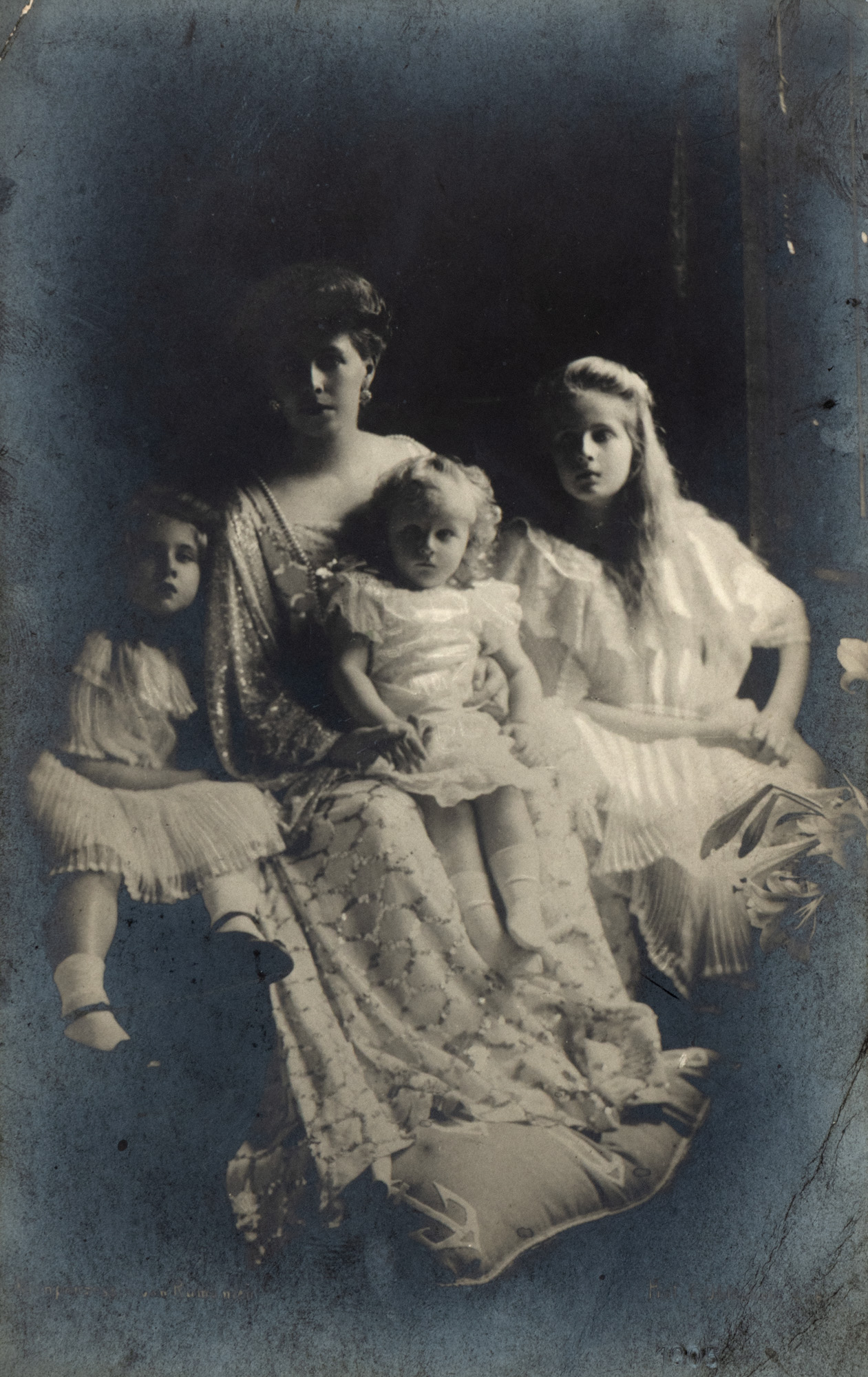 Postcard illustrating Princess Maria of Romania and her daughters, sent by Tatiana Brătianu, married Niculescu Dorobanțu, to her niece Pia Pillat, 1910