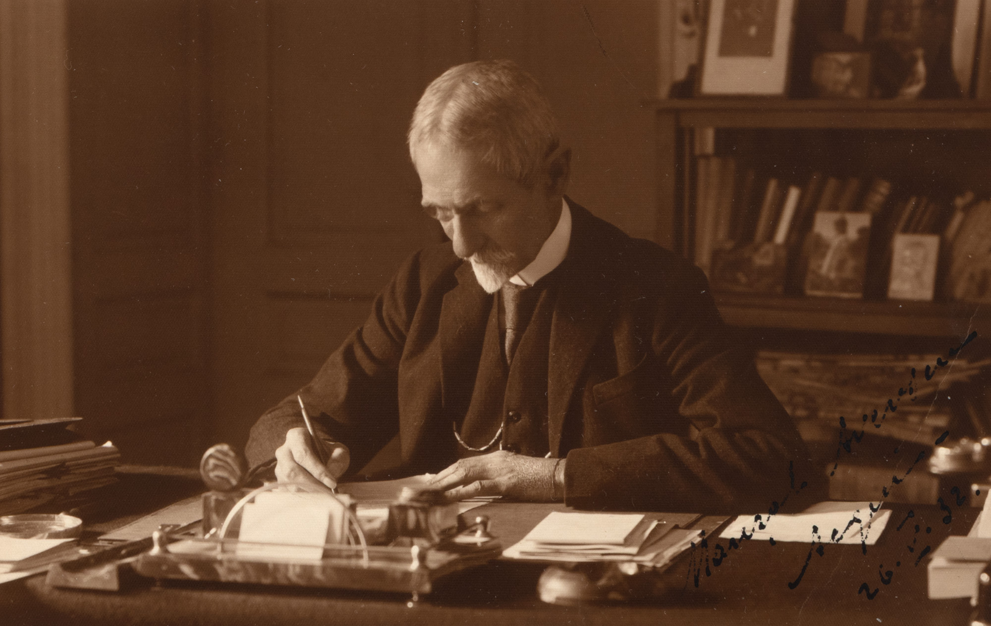 Photograph illustrating Marshal Alexandru Averescu, Foto Pax Bucovsky photographic studio, Bucharest, May 26, 1932, with his holographic signature