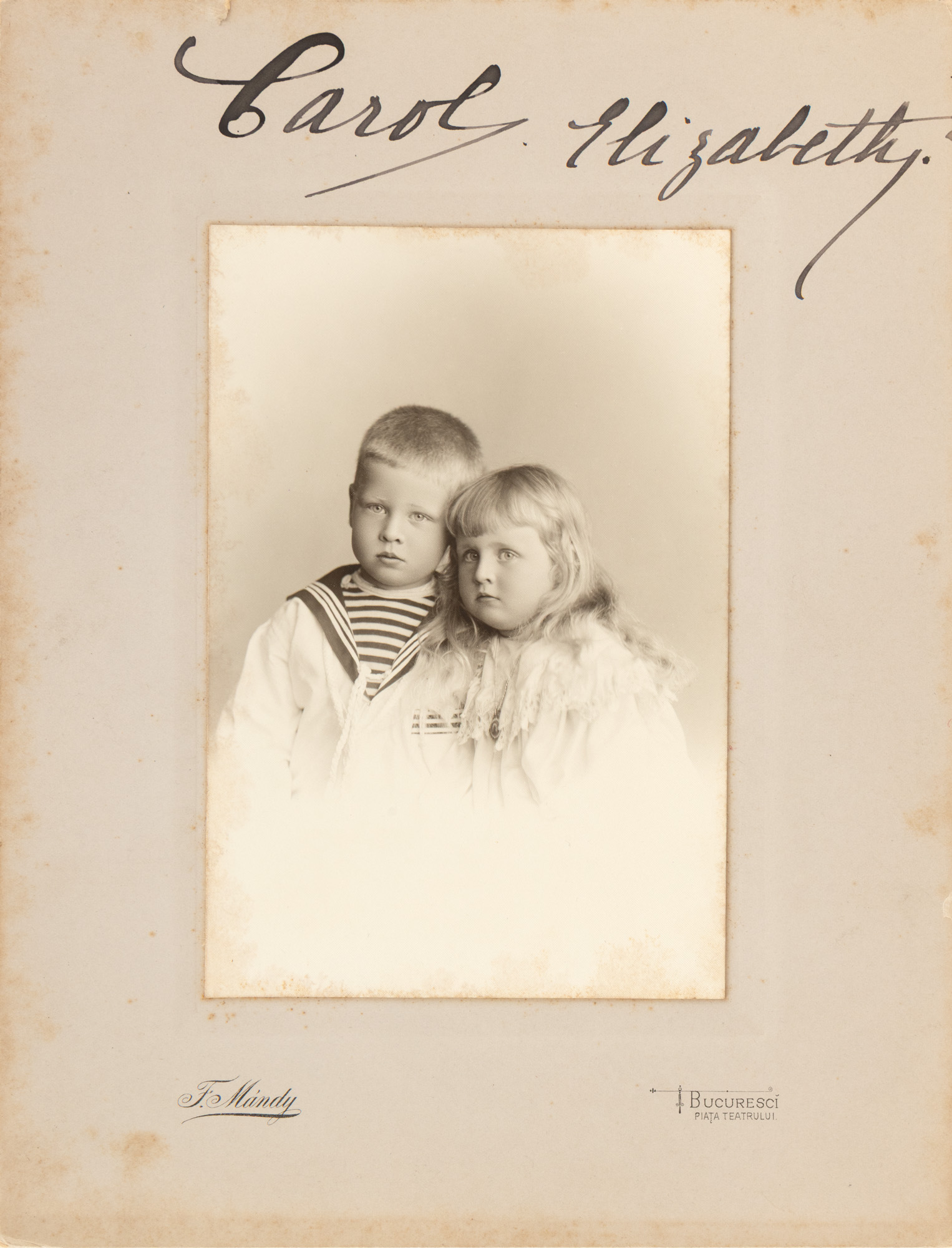 Fotografie ilustrându-i pe prințul Carol, viitorul Rege, și pe sora sa prințesa Elisabeta, în perioada copilăriei, atelier fotografic Franz Mandy, București, cca., 1904, cu însemnările olografe alei Reginei Maria, mama lor