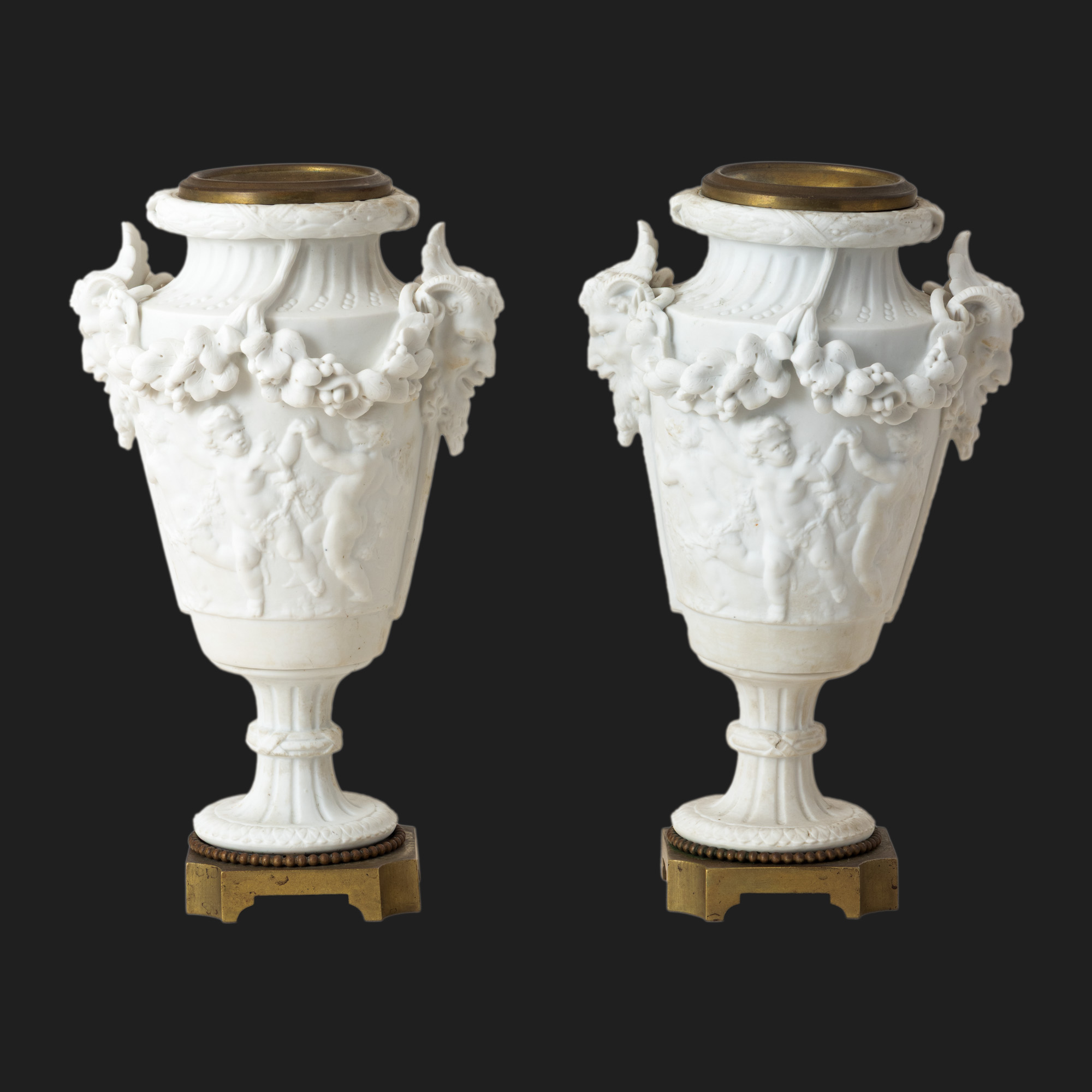 Pereche de vase din porțelan biscuit și bronz, decorată cu putti ghirlande și capete de satiri, cca. 1900