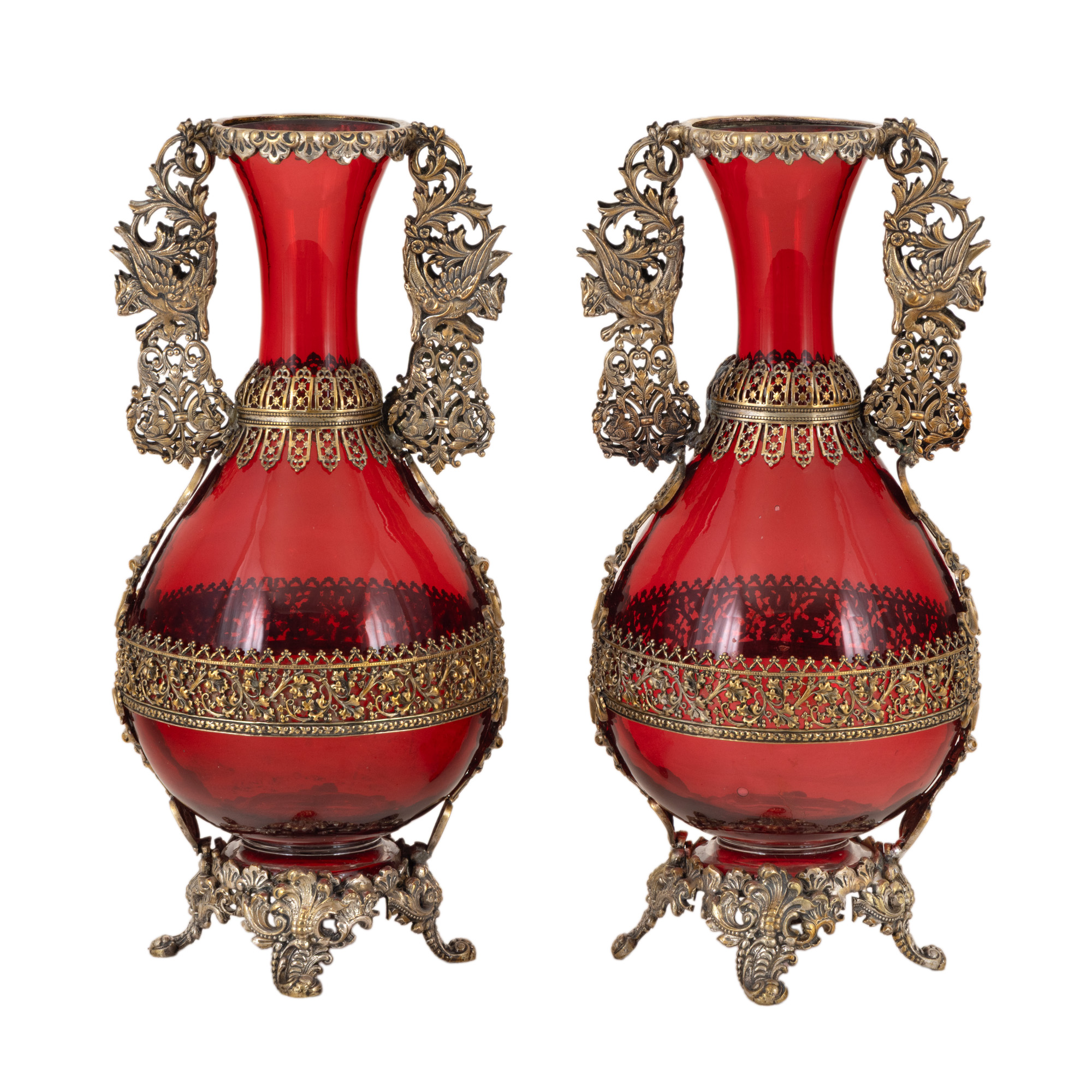 Pereche de vase Belle Époque din cristal manufactura Baccarat, cu monturi abundente din bronz aurit, cca. 1880