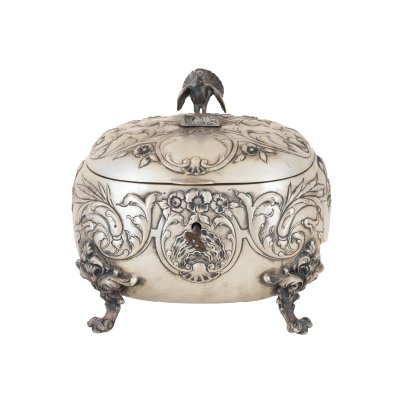 Casetă din argint, decorată cu elemente vegetale și aviforme, cca. 1890