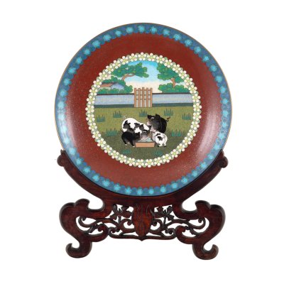 Platou cloisonné din bronz, decorat cu purceluși, prima jumătate a sec. XX