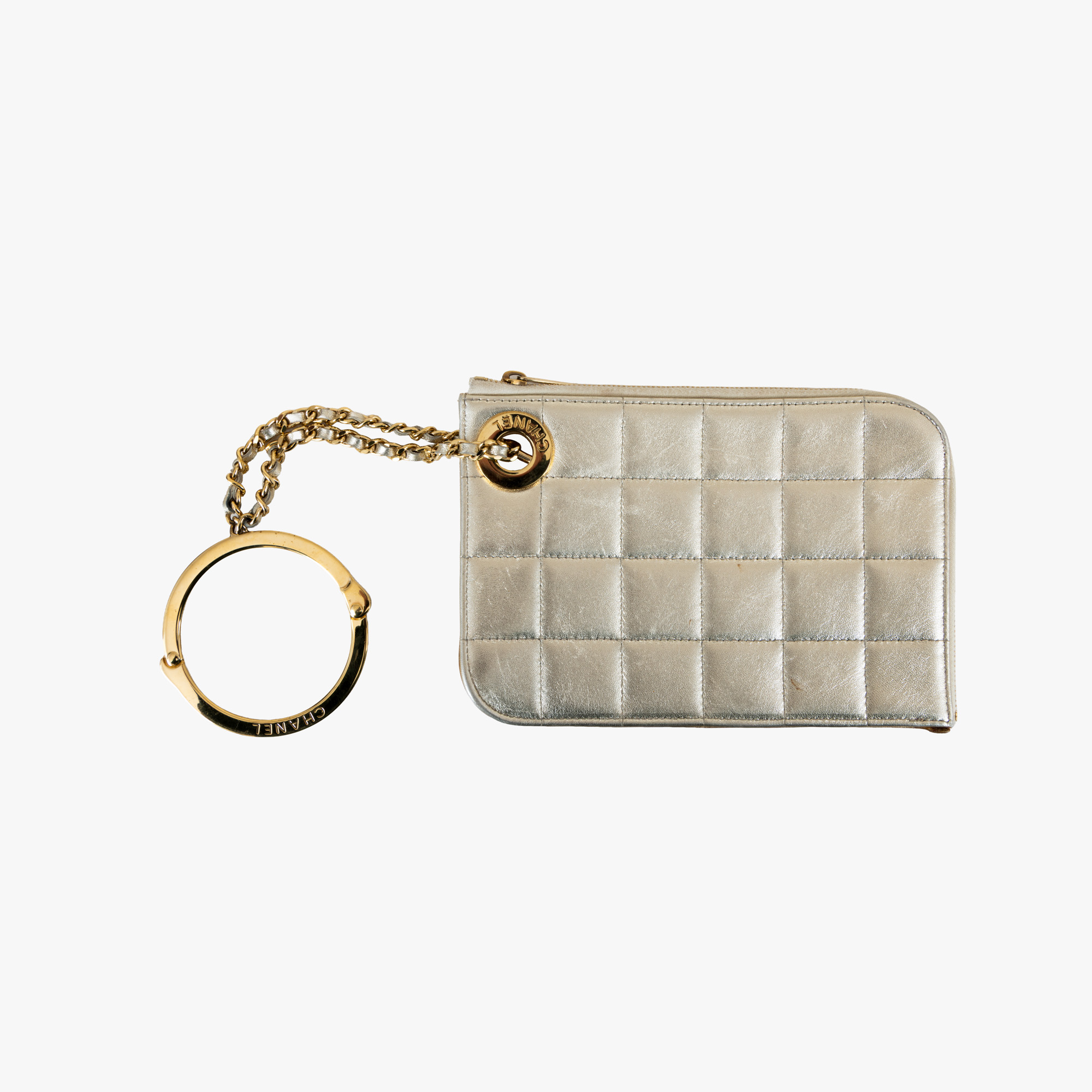 ”Chocolate Bar Handcuff Clutch” - plic Chanel din piele metalizată