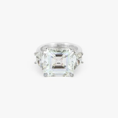 Exceptional platinum ring, decorated with a diamond of approx. 9.05 ct and two adjacent diamonds, signed A. Aletto, hand made, accompanied by an additional certificate, rare piece, collector's item