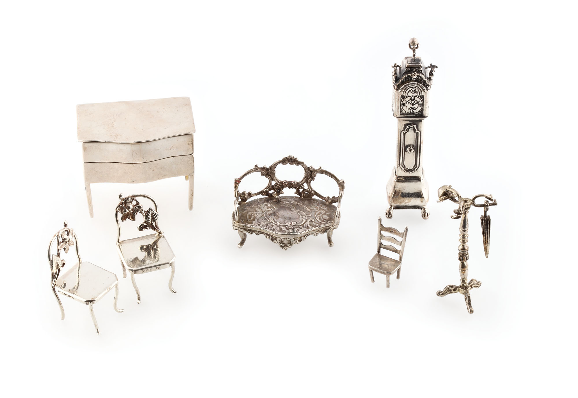 Colecție de 7 miniaturi diverse, din argint, ce compun interiorul unei căsuțe pentru păpuși