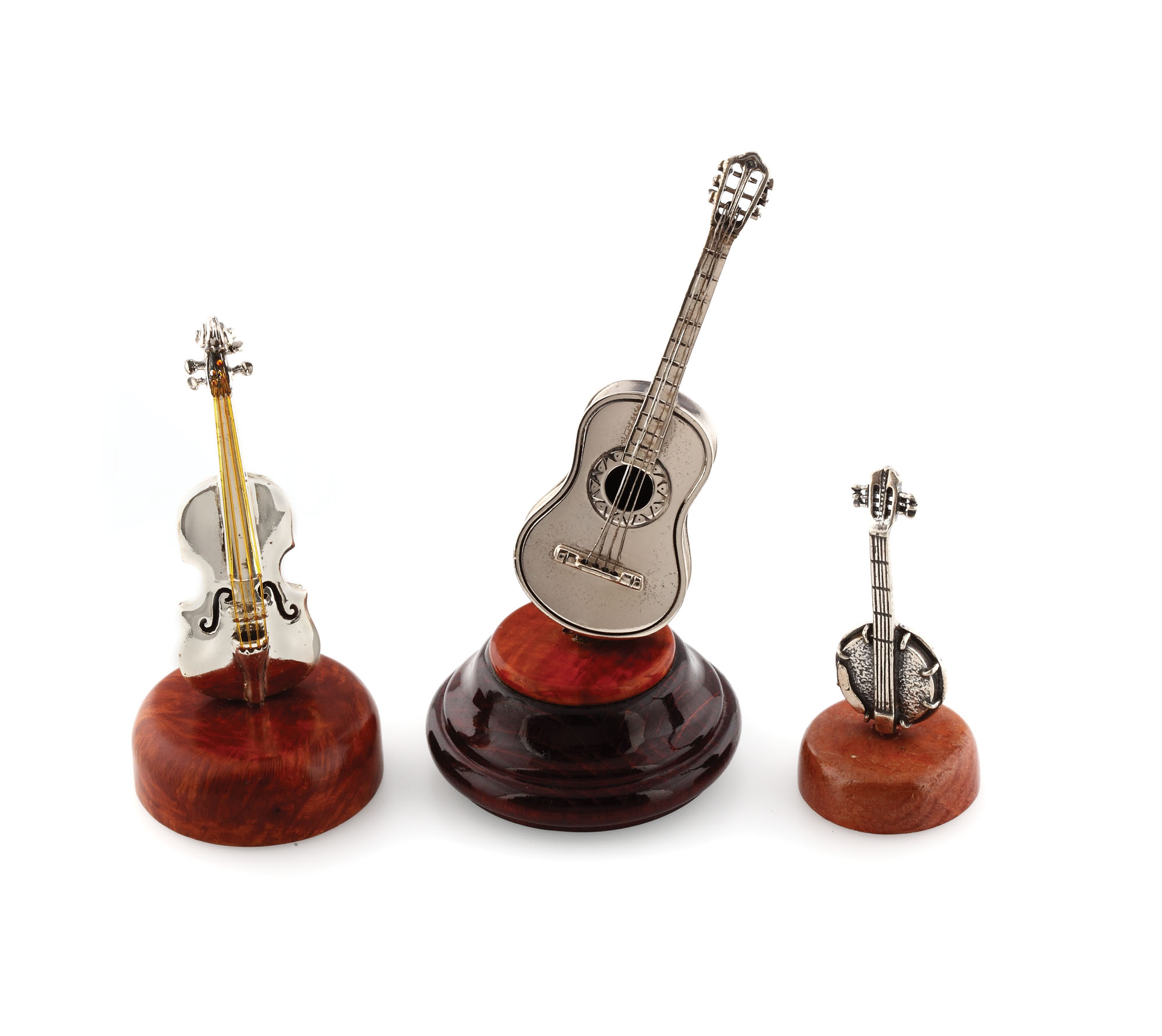 Lot format din 3 instrumente muzicale miniaturale, din argint, pe suport din lemn