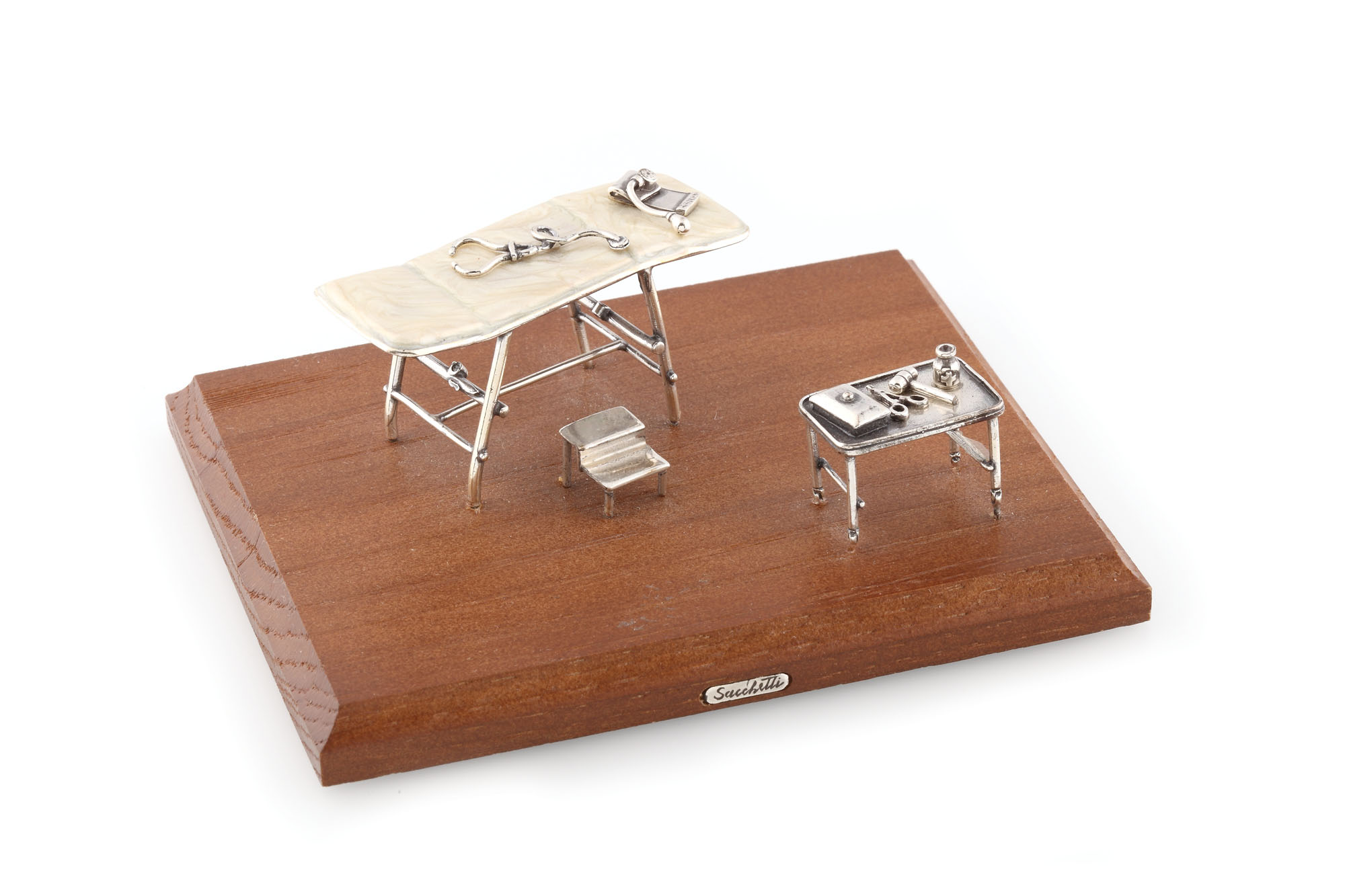 Cabinet medical miniatural, din argint