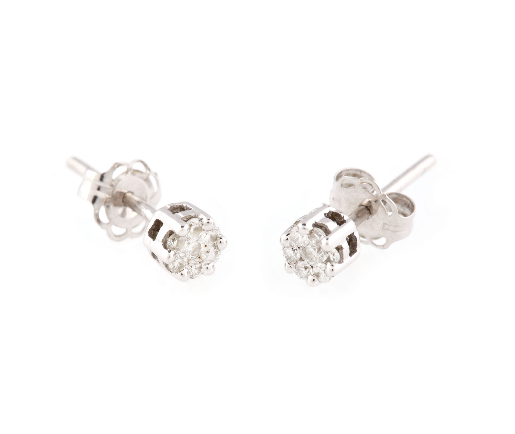 Delicată pereche de cercei cluster, decorată cu 14 diamante