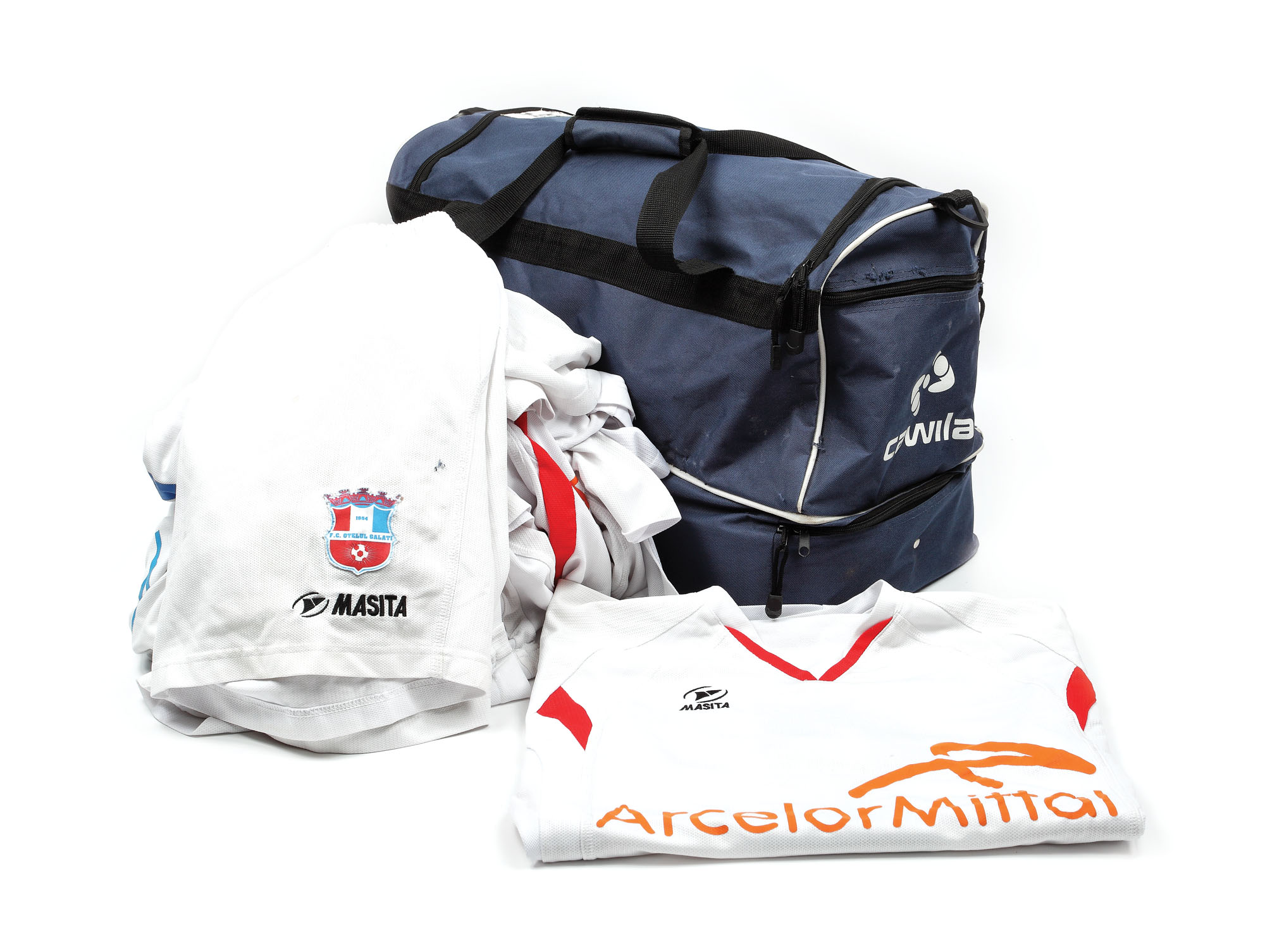 Geantă sport conținând 8 echipamente formate din șort și tricou de joc, purtate în Liga I 2010 de Gabriel Giurgiu, Cornel Râpă, Cristian Sirghi, Skubic, Gabriel Paraschiv, Silviu Ilie, Adrian Sălăgean și Cătălin Iorga