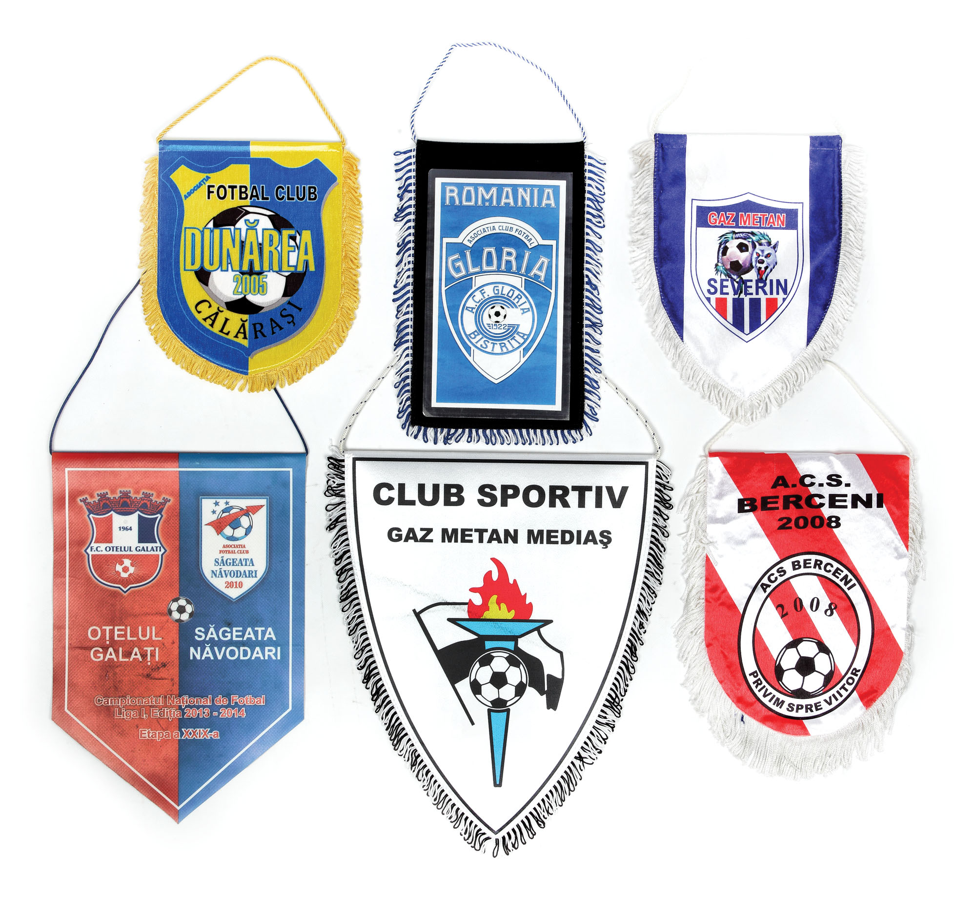 Lot format din 6 fanioane ale mai multor echipe de fotbal din România care au disputat meciuri împotriva echipei FC Oțelul Galați
