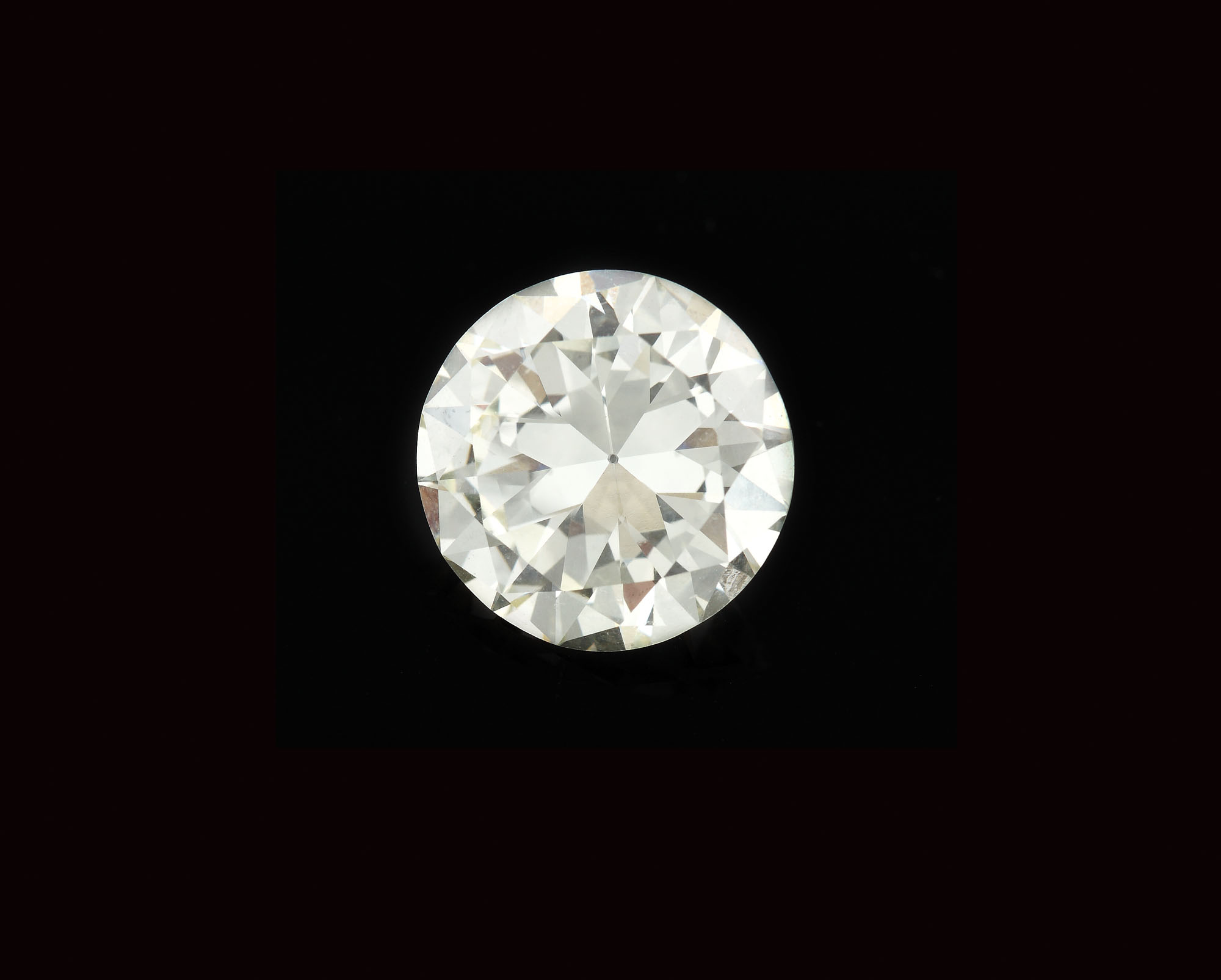 Impresionant diamant, cu mărimea de 4.77 carate, tăietură rotund briliant, însoțit de certificat gemologic