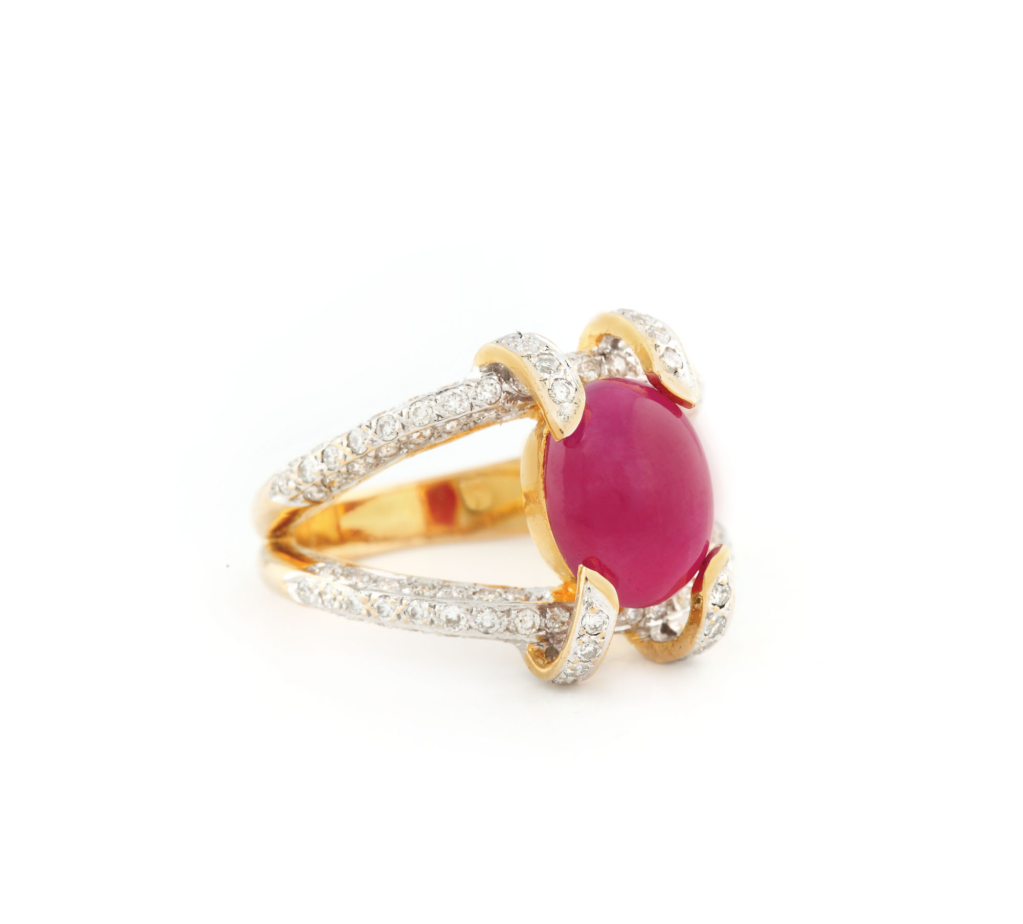 Inel din aur, decorat cu rubin caboșon (cca. 4.1  ct.) și diamante 