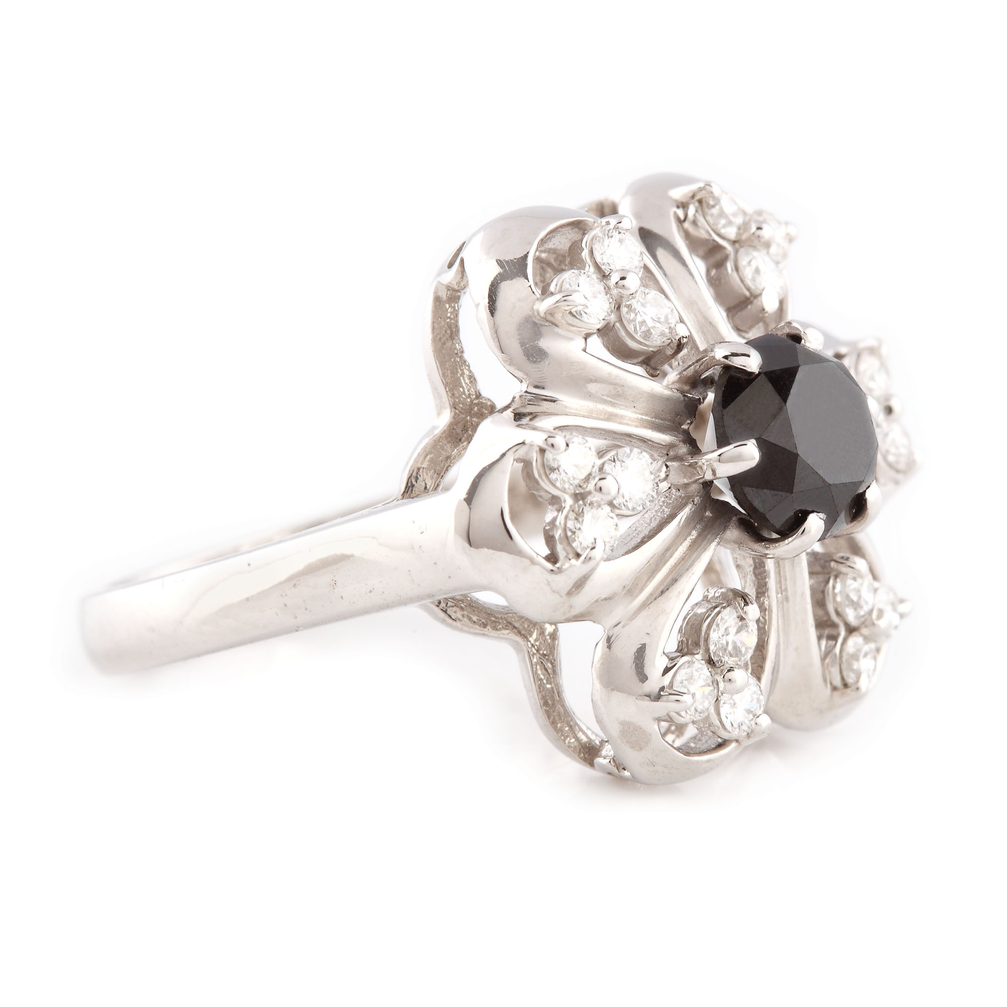 Inel din aur alb, decorat cu diamant negru și diamante albe, în model floral