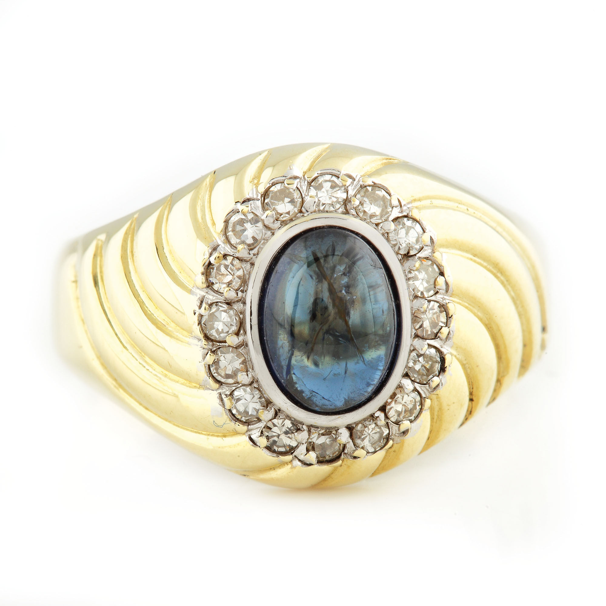 Inel din aur, decorat cu safir anturat de diamante